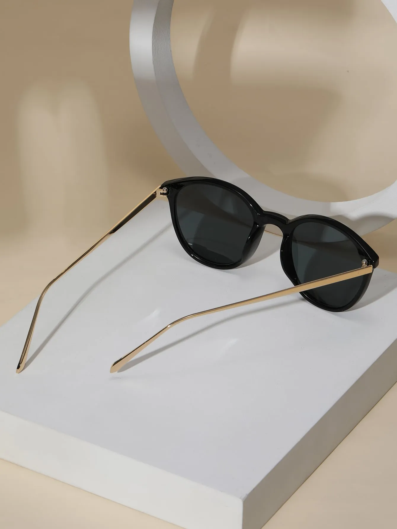 1pair Women Rivet Detail Fashionable Sunglasses For Outdoor